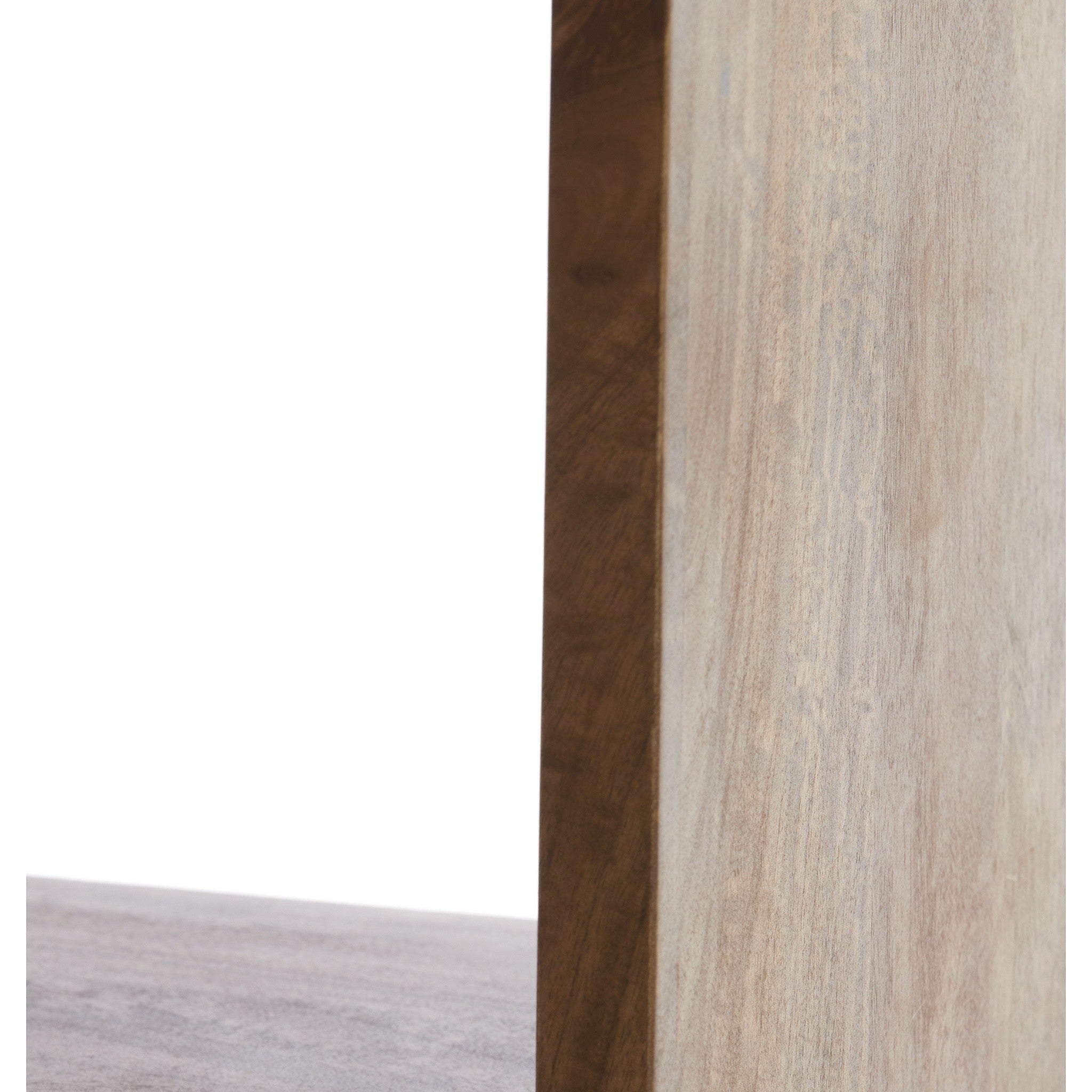 Massives Hochregal aus Holz mit harmonischer Linienführung