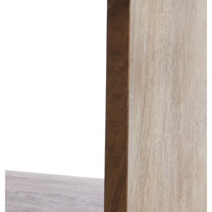 Massives Hochregal aus Holz mit harmonischer Linienführung