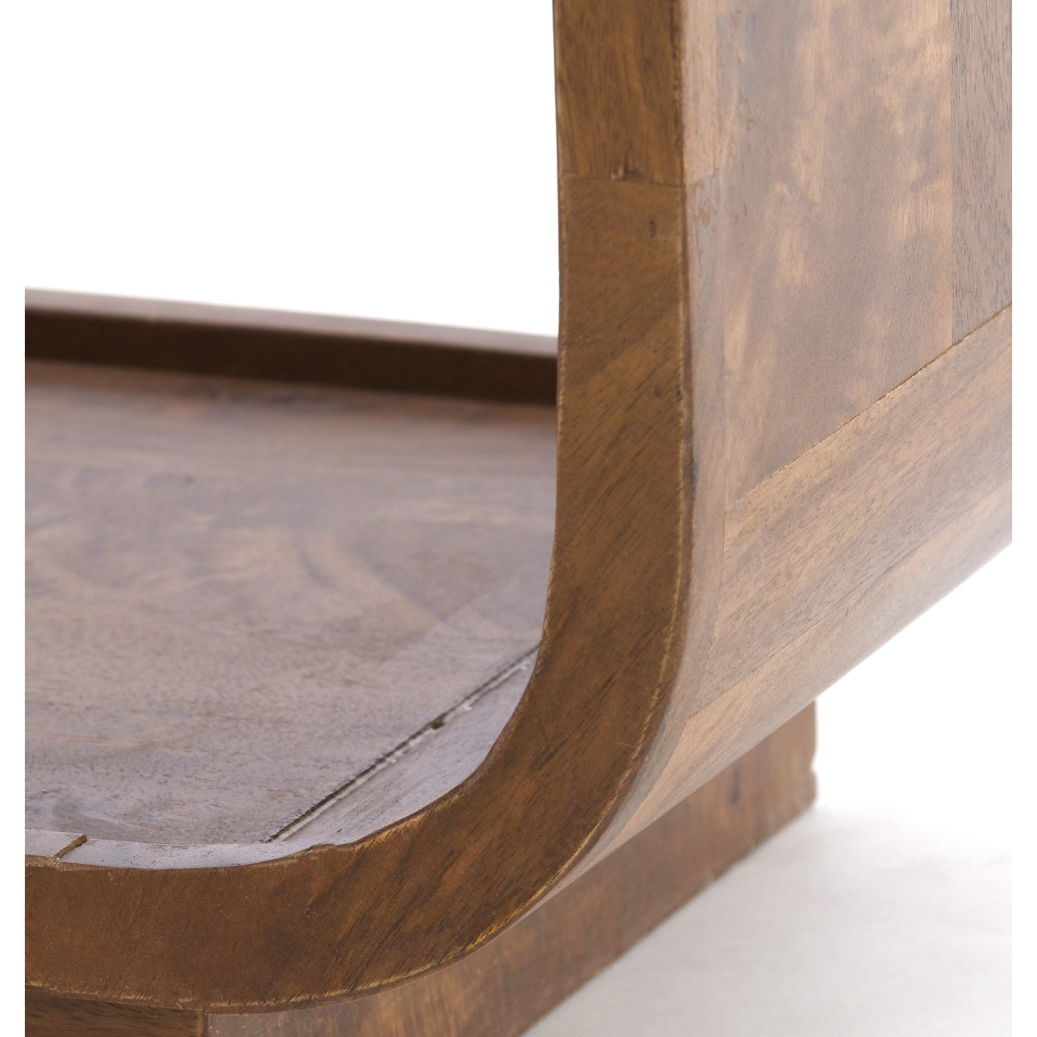 Vertikales Holzregal in warmem Braun