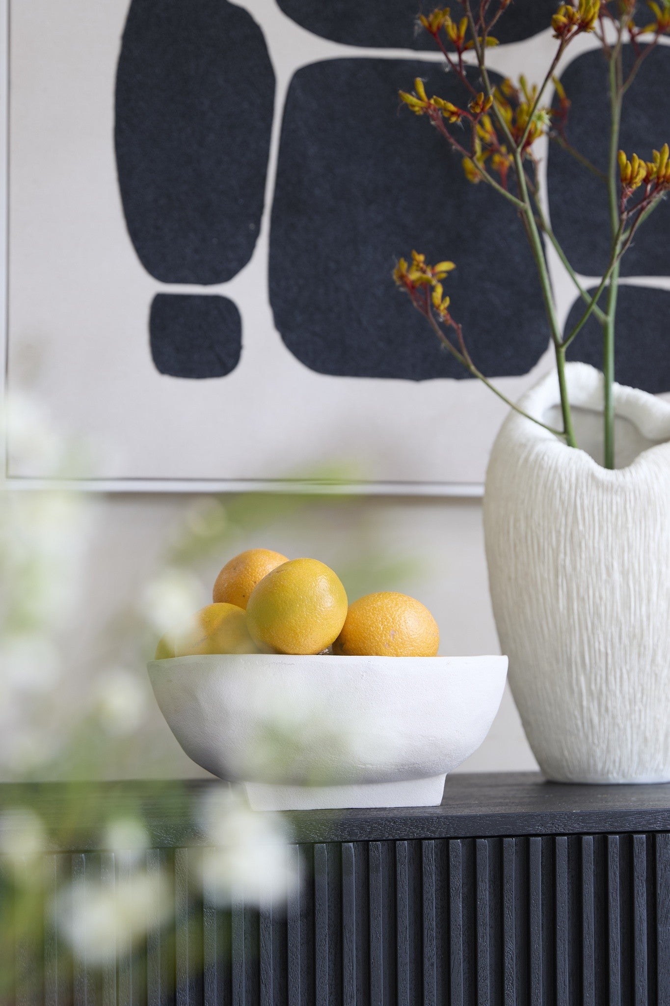 Moderne Dekoschale in Weiß mit erhöhtem Standfuß