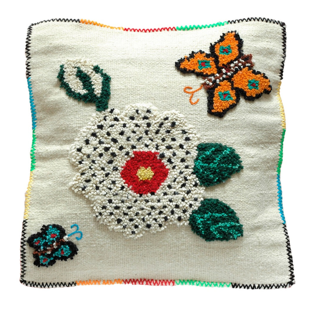 Dekokissen „Le papillon“ – handgefertigtes Wollkissen mit Reliefmotiv