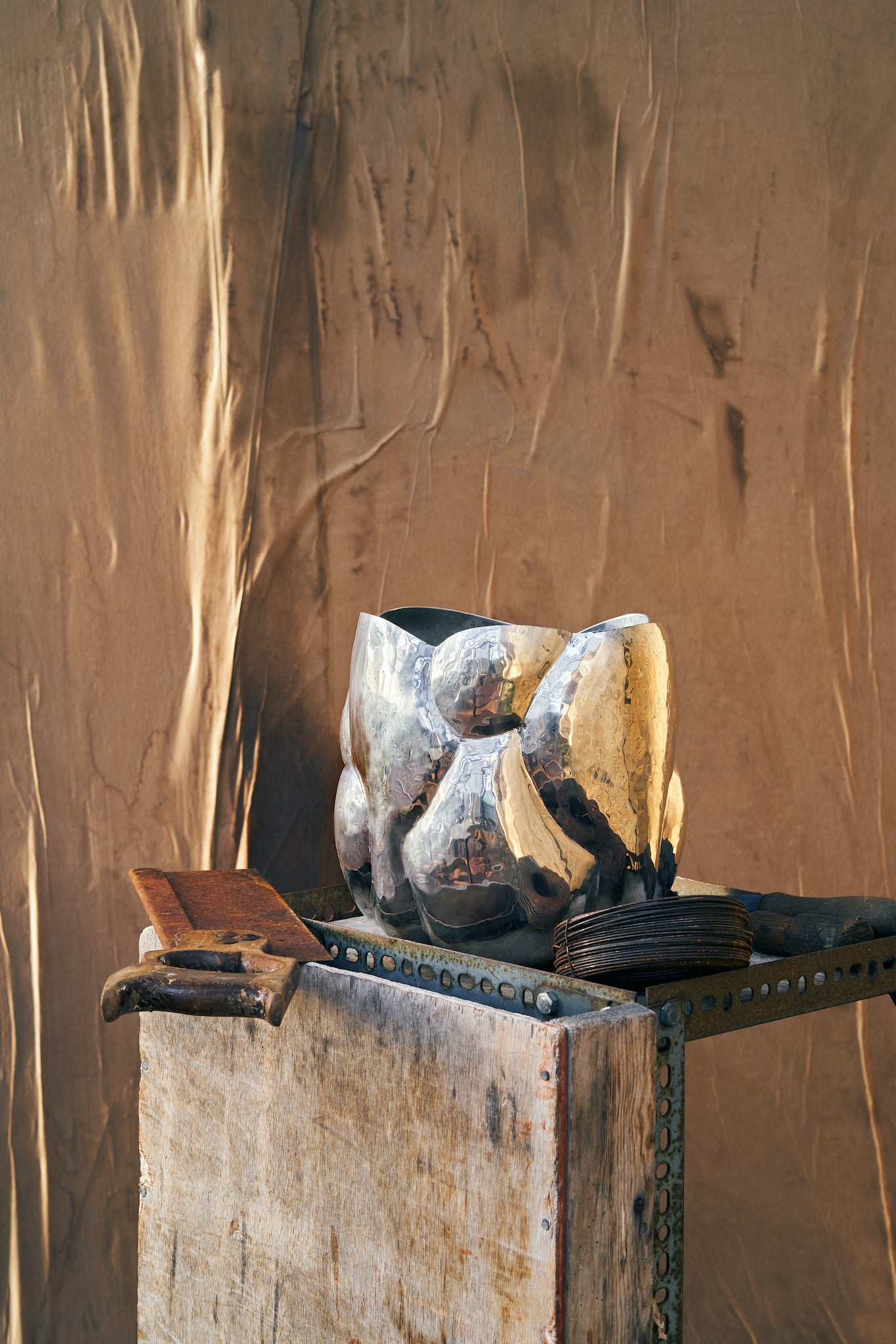 Gefäss in Silber von Tom Dixon - Cloud Short Vessel in Polished Stainless Steel