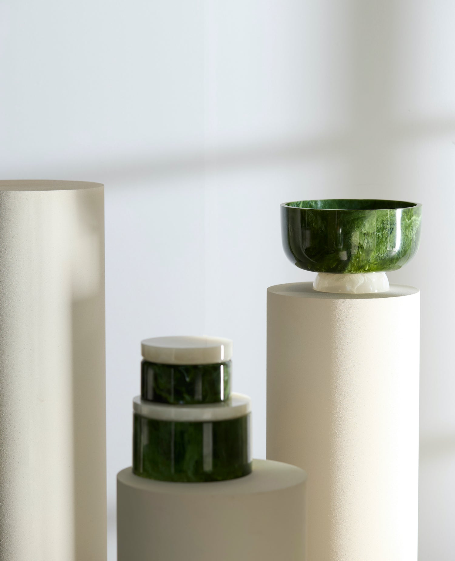 Moderne Design-Schale und dekorative Boxen im harmonischen Grün-Weiß-Kontrast von Light &amp; Living