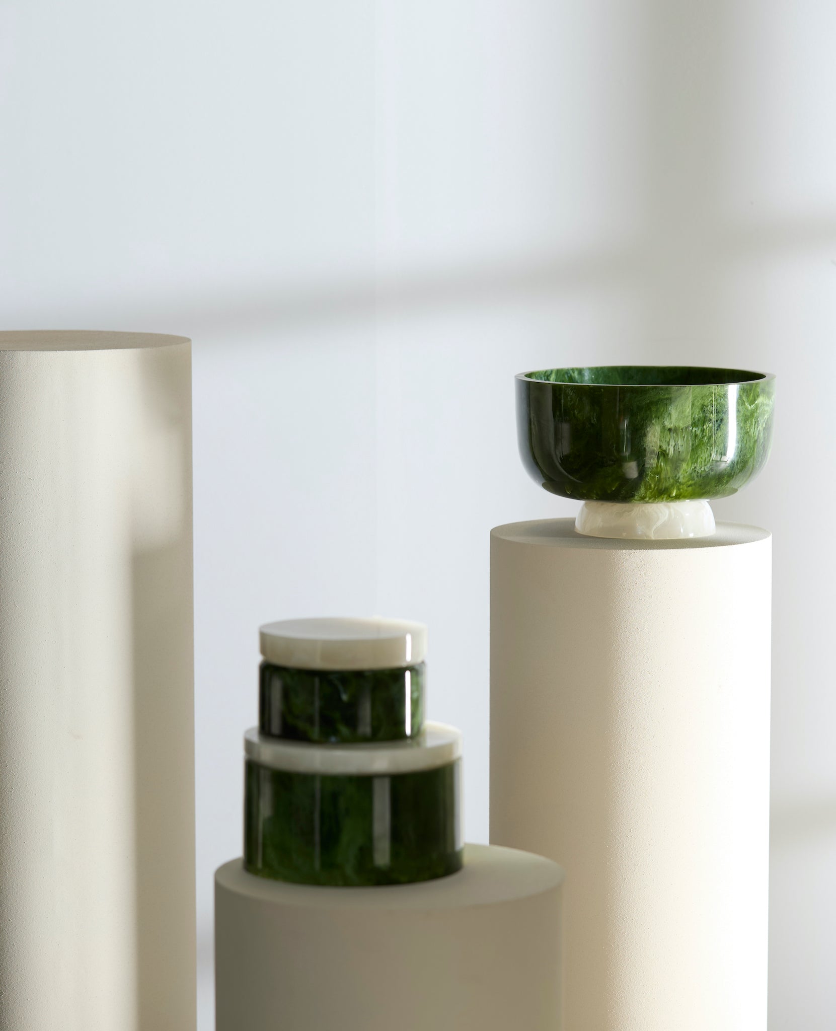 Moderne Design-Schale und dekorative Boxen im harmonischen Grün-Weiß-Kontrast von Light &amp; Living