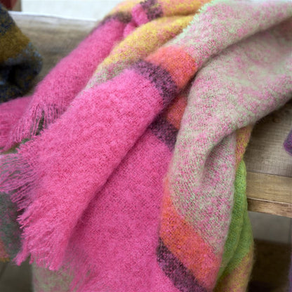 Mohair-Wolldecke MIKOME FUCHSIA der Marke Designers Guild