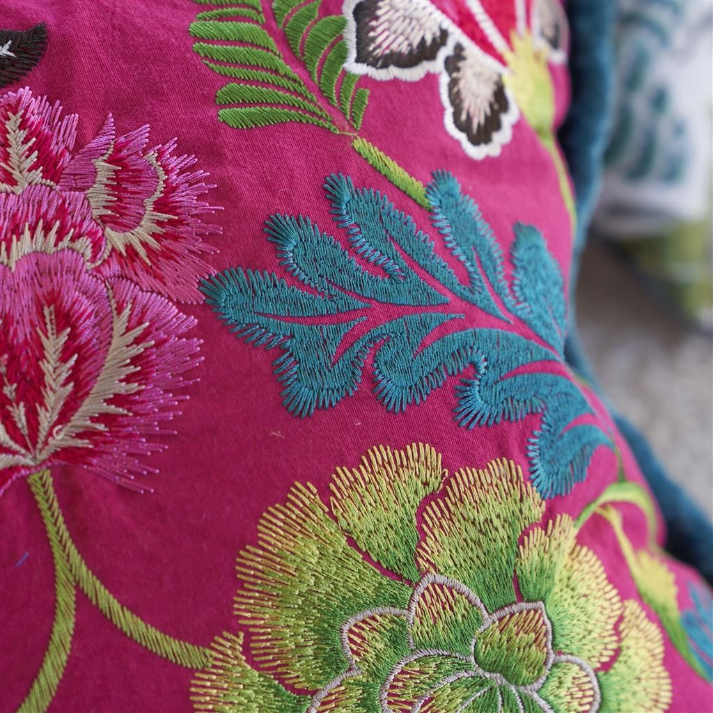 Kissen BROCART DECORATIF EMBROIDERED CERISE der Marke Designers Guild