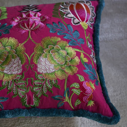 Kissen BROCART DECORATIF EMBROIDERED CERISE der Marke Designers Guild