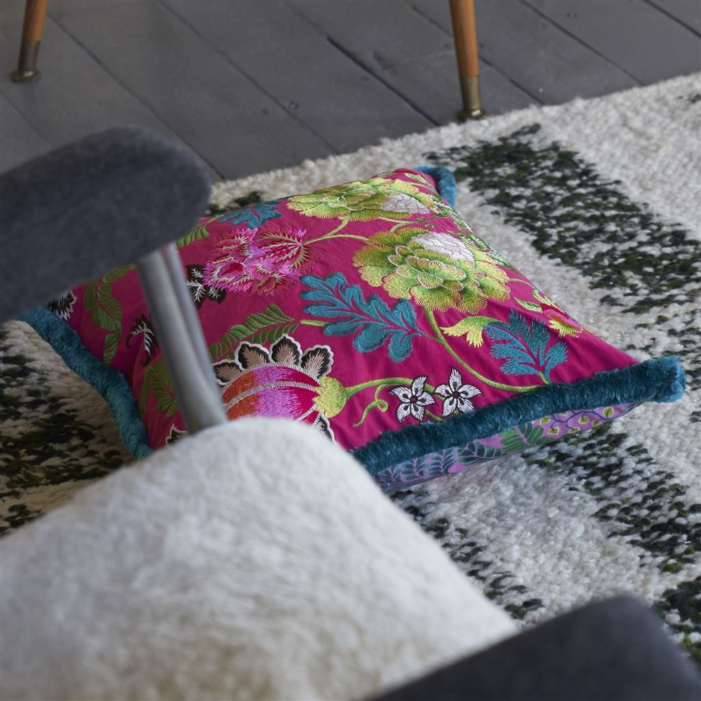 Kissen BROCART DECORATIF EMBROIDERED CERISE der Marke Designers Guild