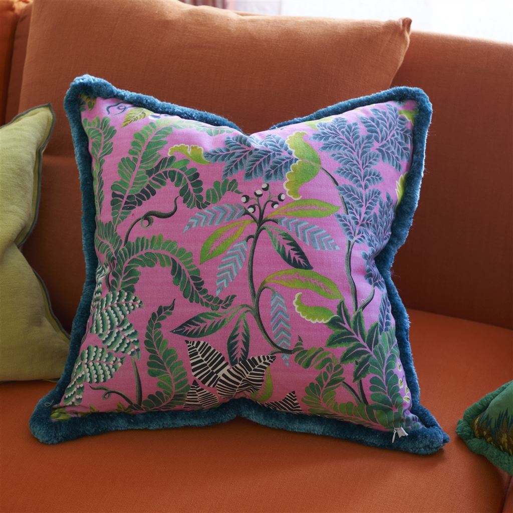 Kissen BROCART DECORATIF EMBROIDERED CERISE der Marke Designers Guild