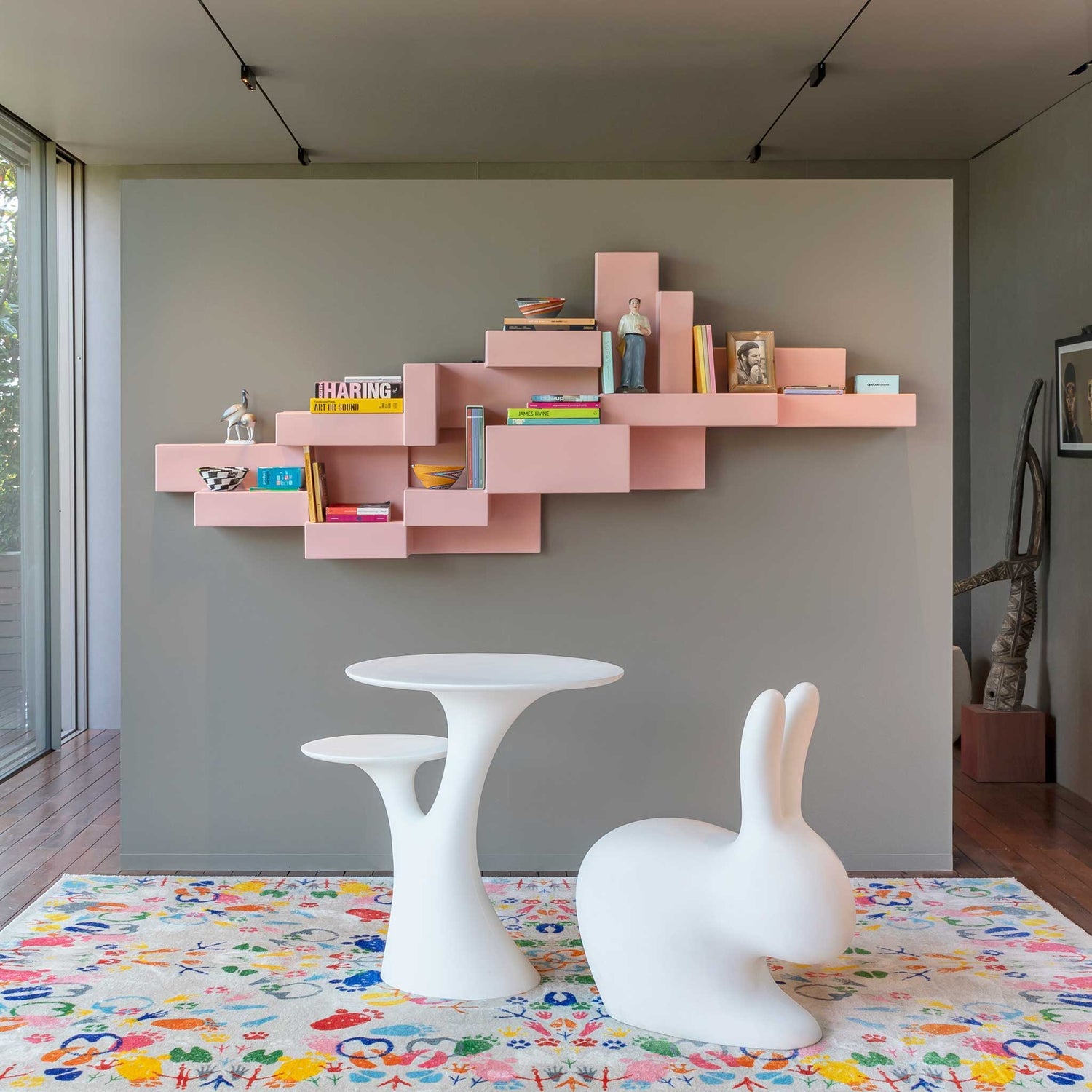 Wohnraum - Rabbit Tree und Stuhl in weiss