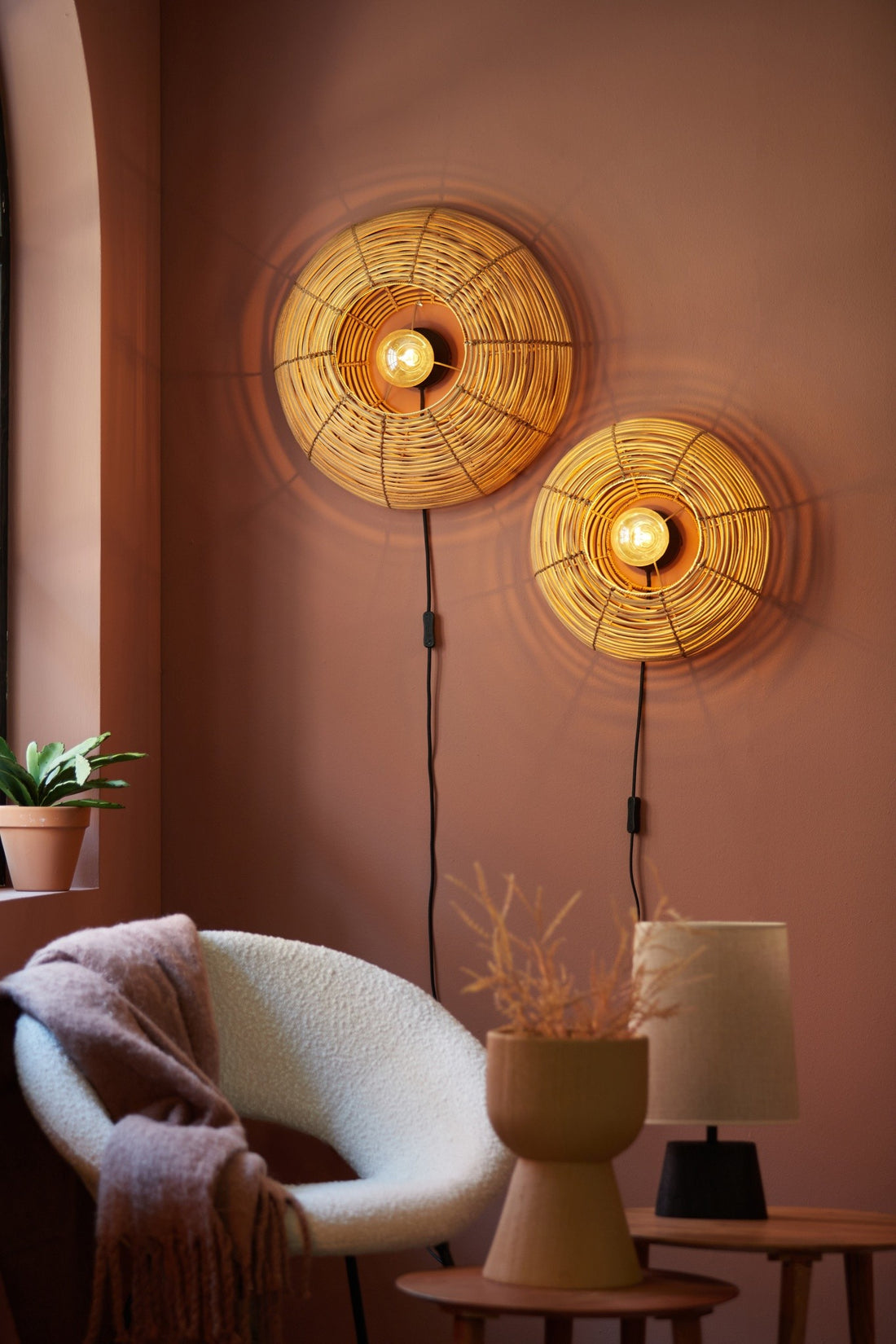 Natürliche Rattan-Wandleuchte Ø50x20 cm MILAN im Wohnzimmer