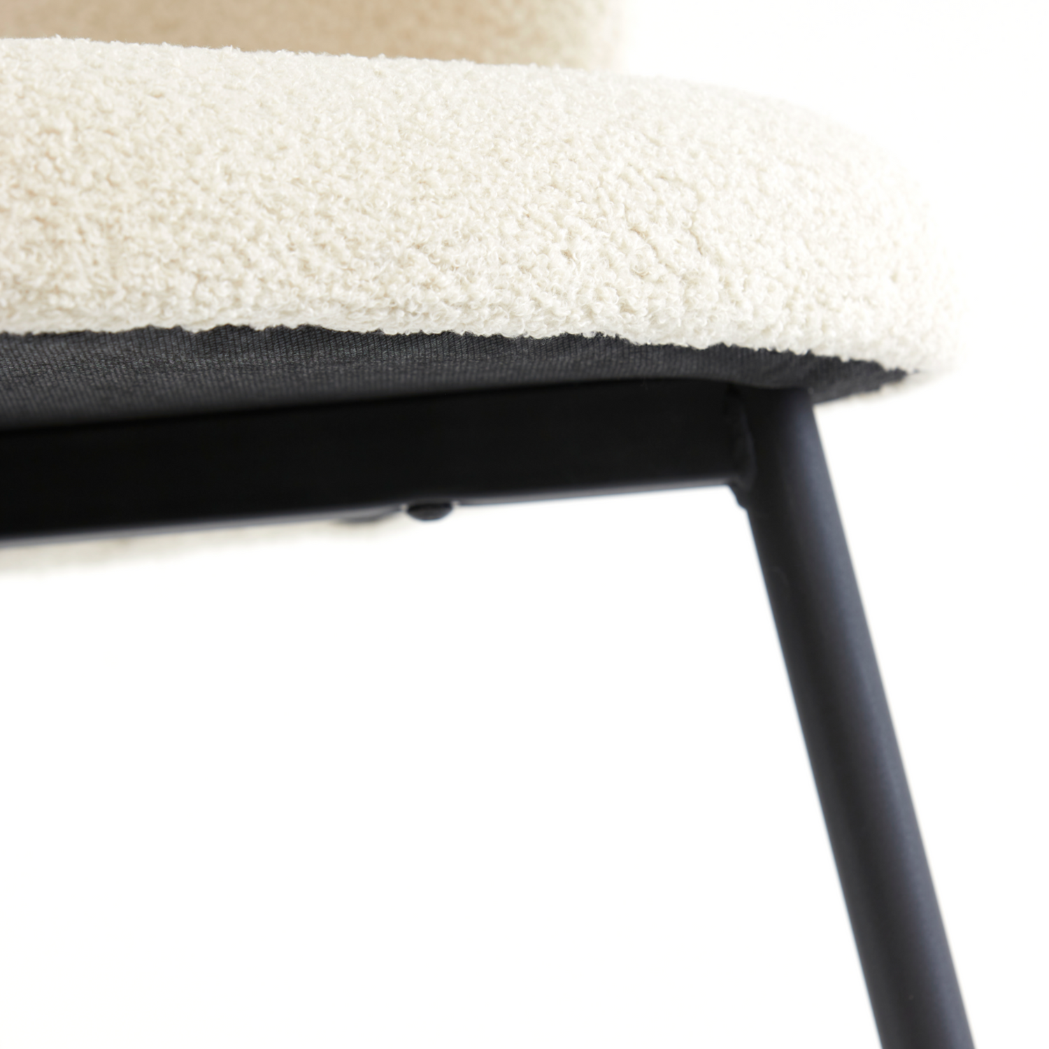 Heller Stoffstuhl mit eleganter Silhouette und hoher Rückenlehne