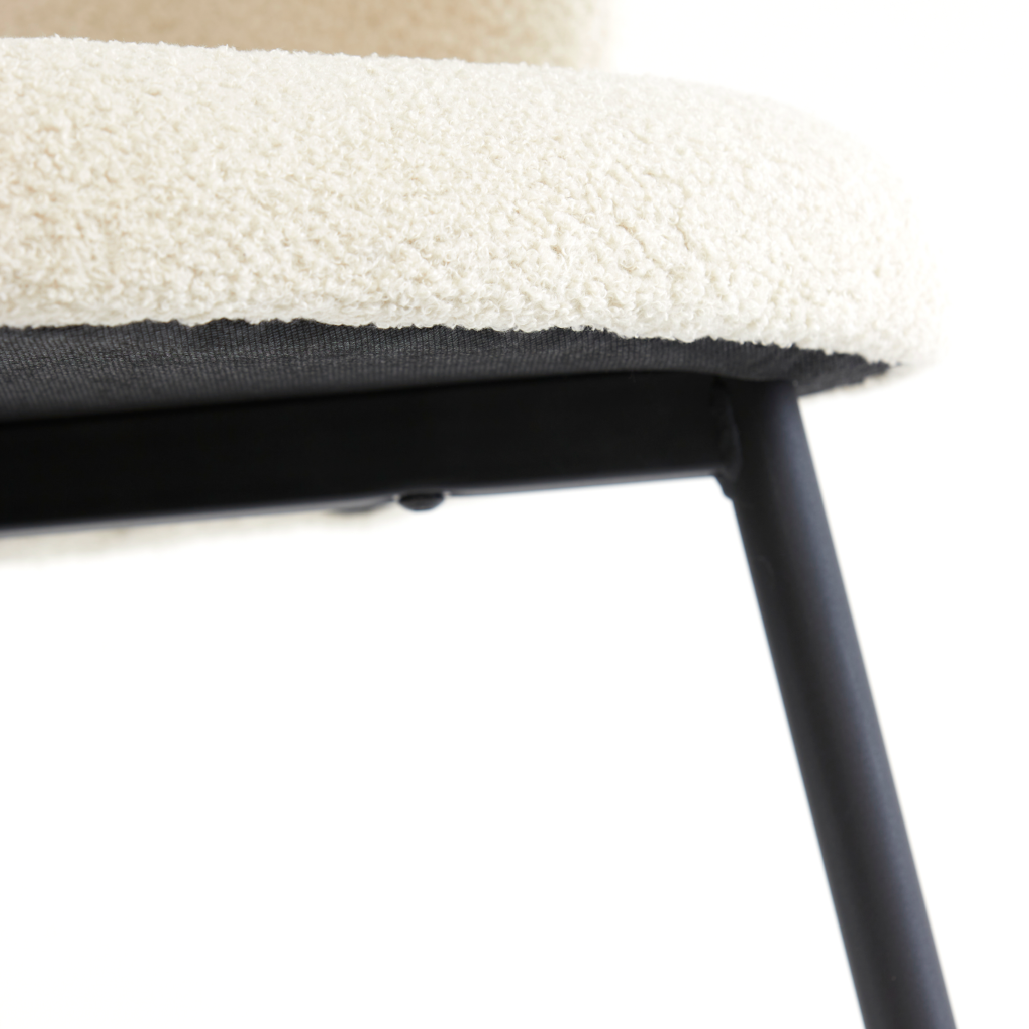 Heller Stoffstuhl mit eleganter Silhouette und hoher Rückenlehne