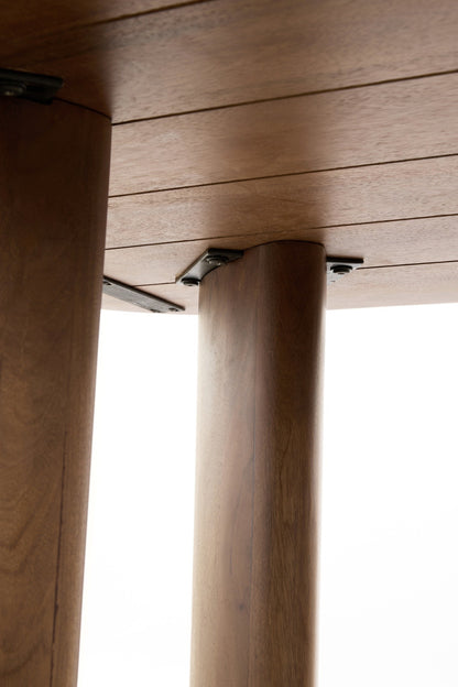 Zeitloser Esstisch aus Holz für stilvolle Essbereiche