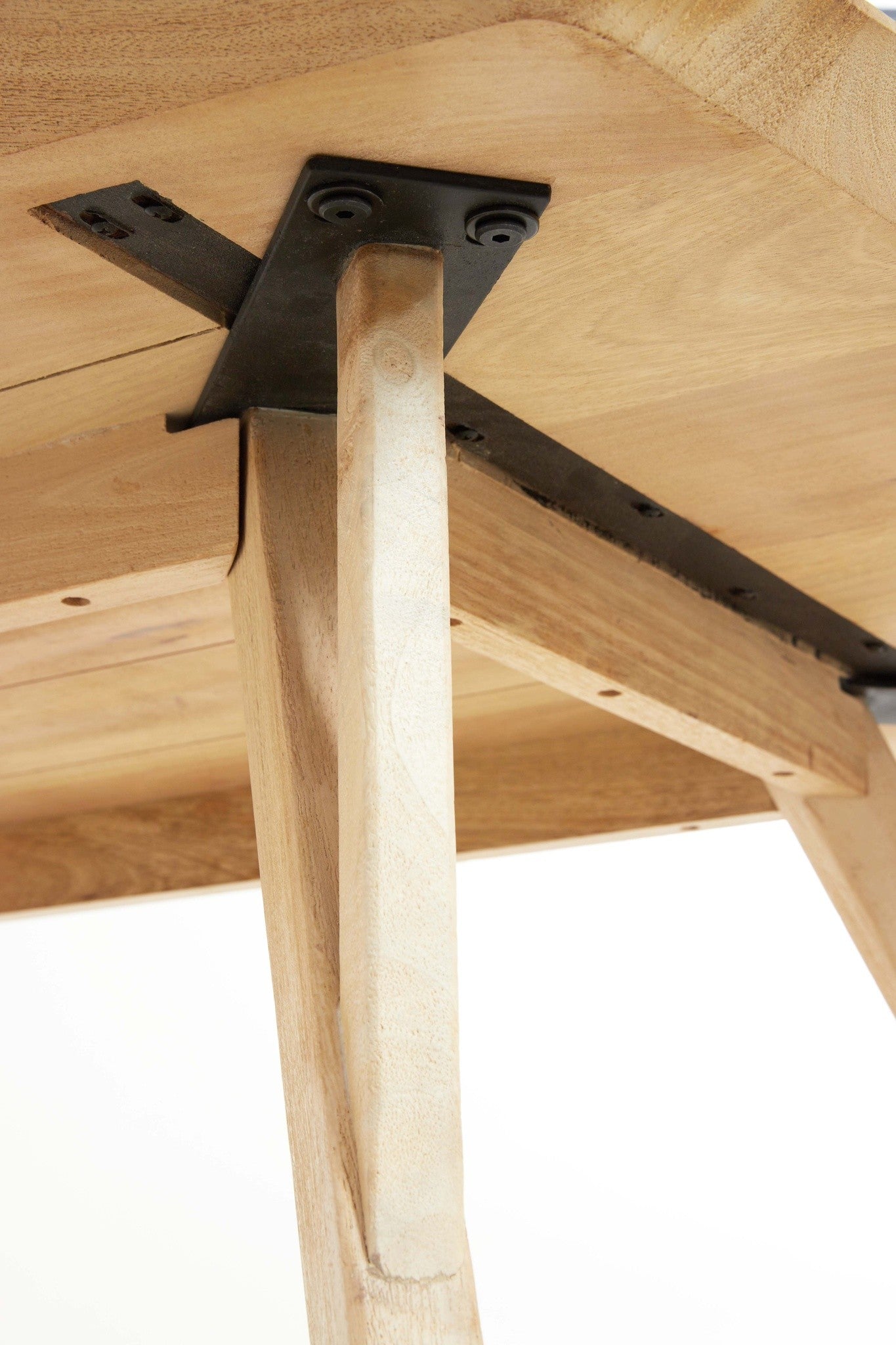 Großer Esstisch aus Holz für stilvolle Essbereiche