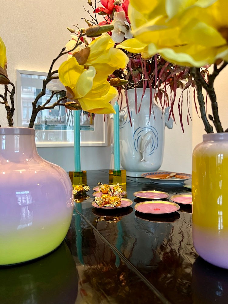 esszimmer-dekoration-vase-glasteller-rosa-orange-gelb