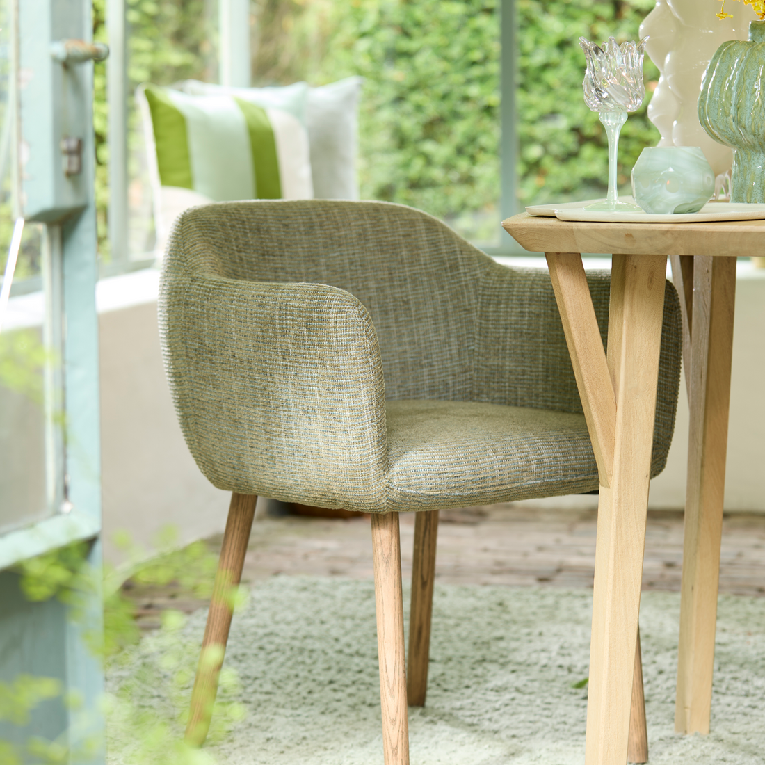 Hochwertiger Stuhl von Light & Living in grünem Design.