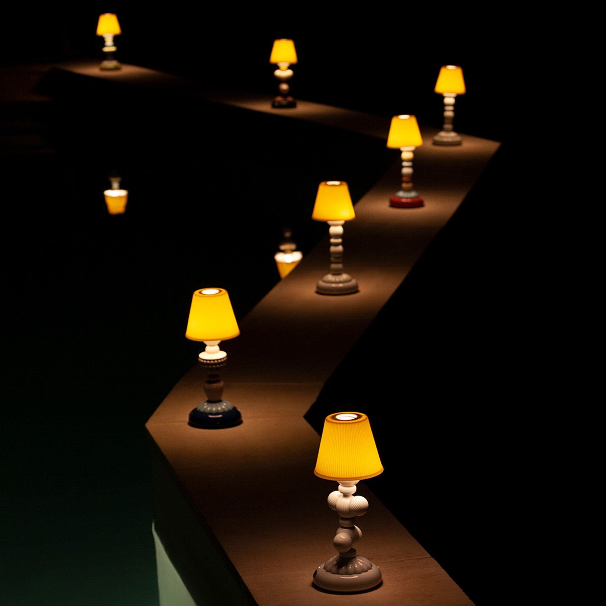 Exklusive Porzellanlampe Firefly Lotus Tischlampe Coral