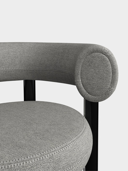Grauer Stuhl für Designerwohnung