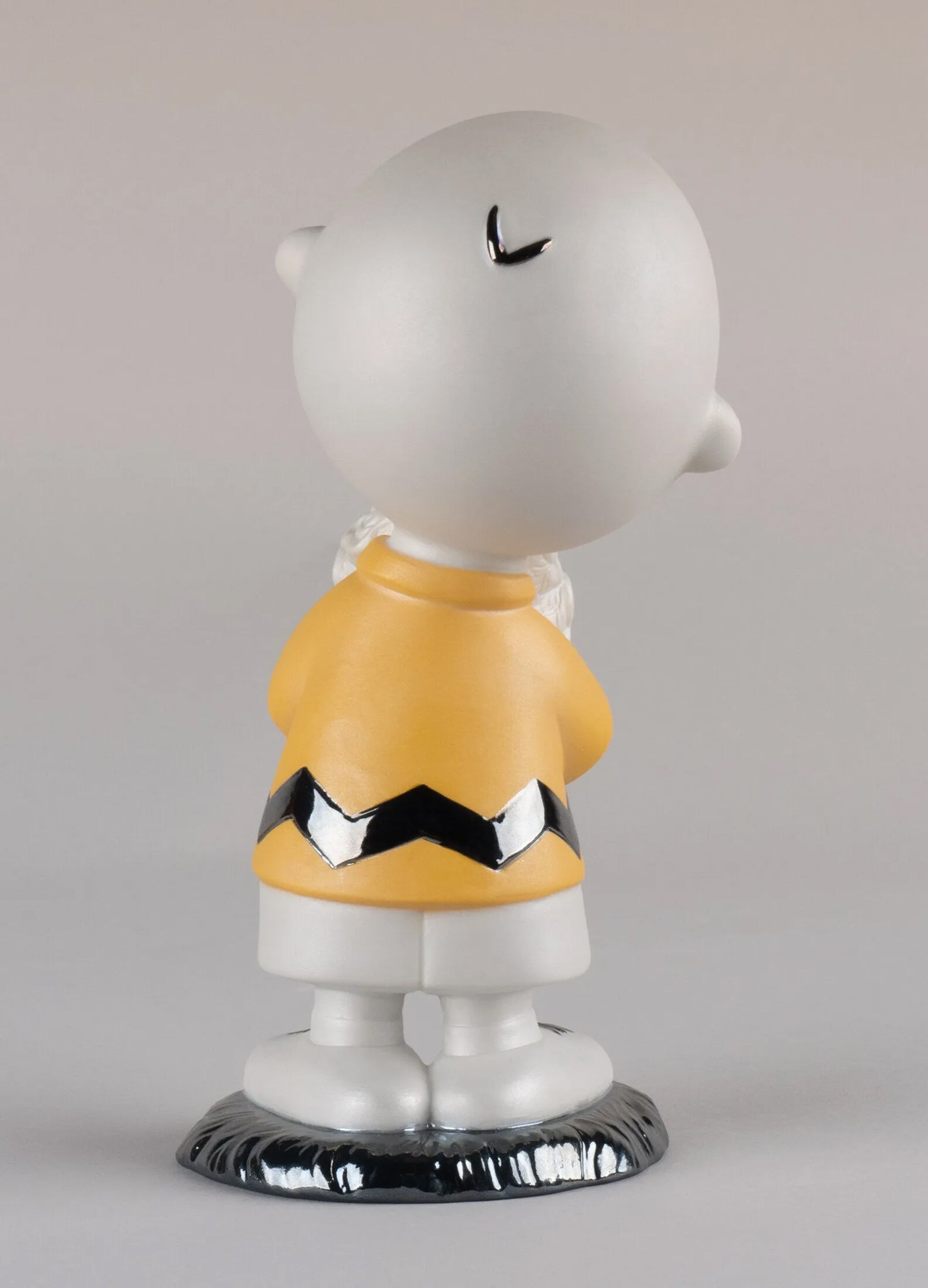 Figur CHARLIE BROWN™ aus Porzellan – Ein Klassiker der Peanuts™-Reihe von Lladró