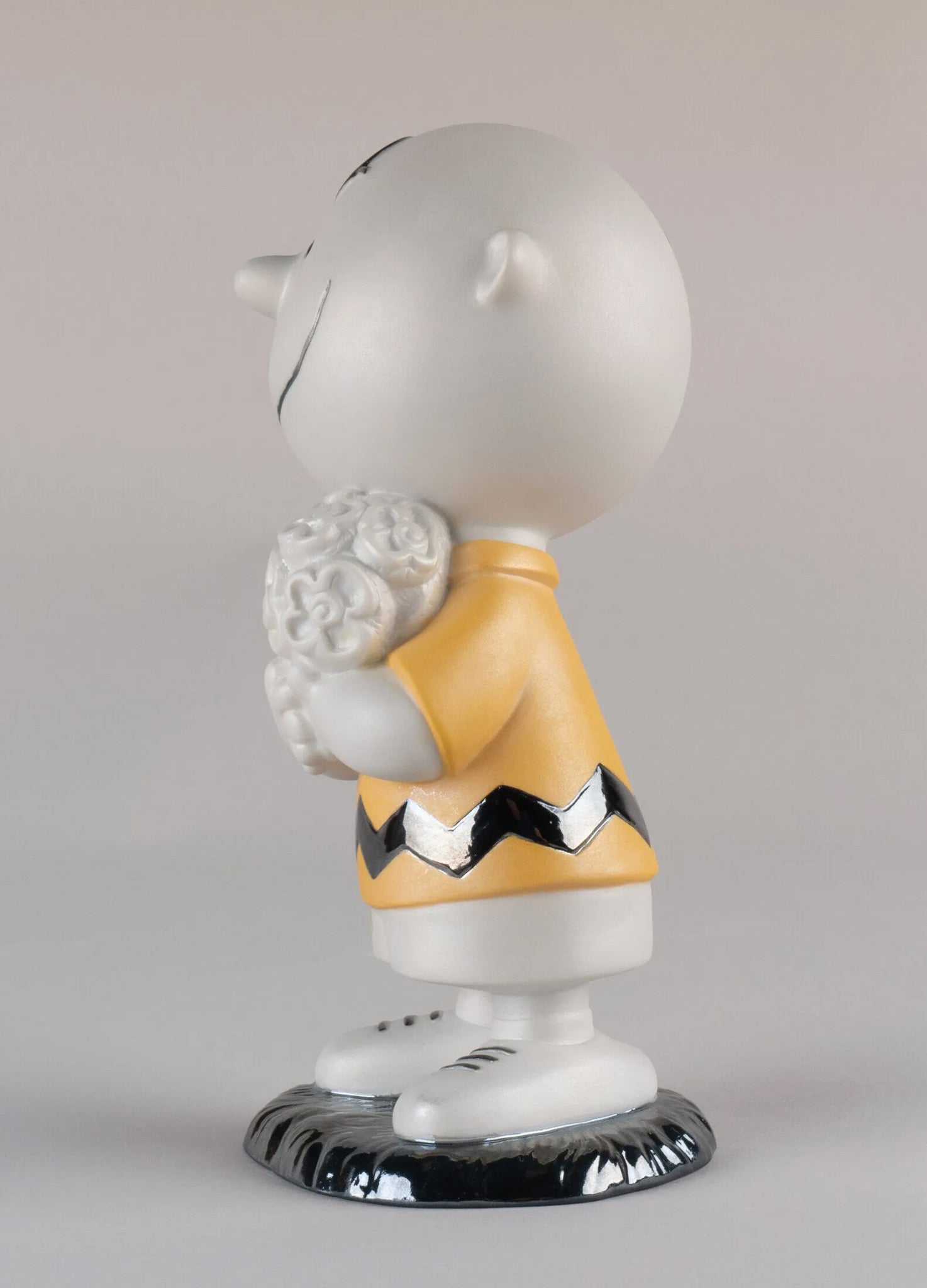 Figur CHARLIE BROWN™ aus Porzellan – Ein Klassiker der Peanuts™-Reihe von Lladró