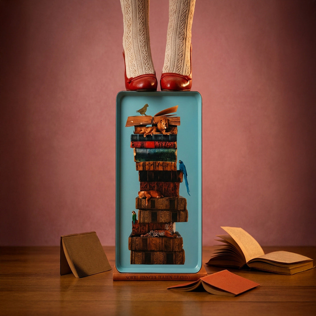 Dekoratives Metalltablett mit Büchern und exotischen Tieren