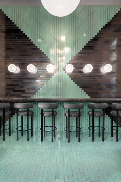 Taburete de bar Fat de 75 cm – Bouclé de arcilla alpina | Acero negro pulido