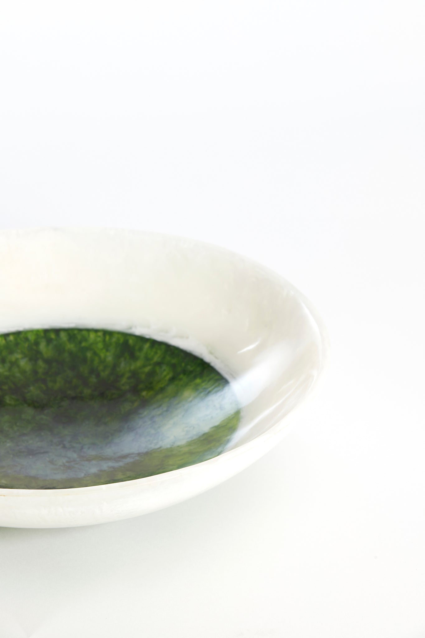 Große Design-Schale im modernen Weiß-Grün-Look