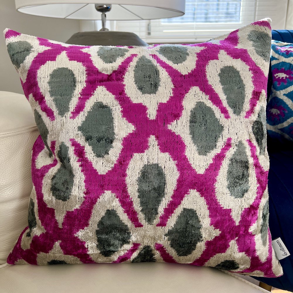 ikat-kissen-samt-pink-grau