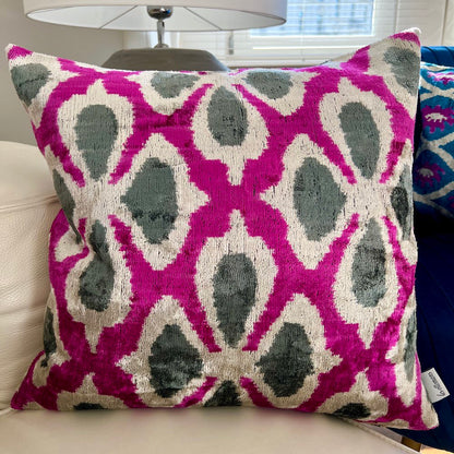 ikat-kissen-samt-pink-grau