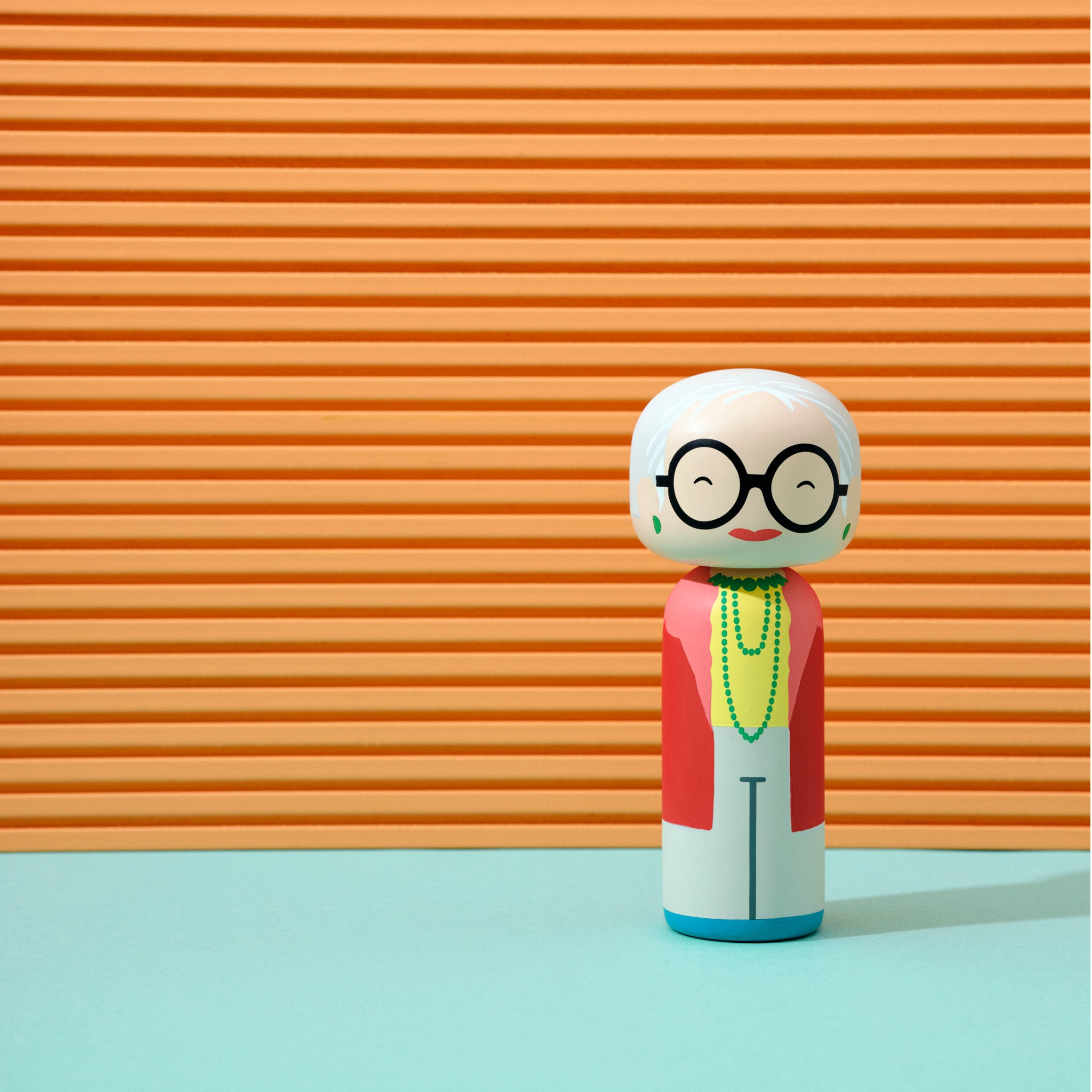 Limitierte Kokeshi-Puppe aus Holz – Iris Apfel Design
