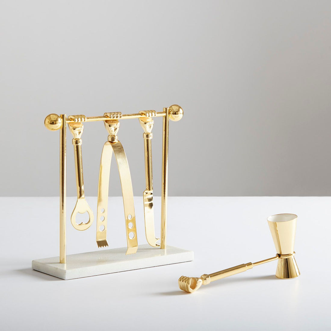 BARBELL Bar-Set von Jonathan Adler mit Messingwerkzeugen auf Marmorsockel