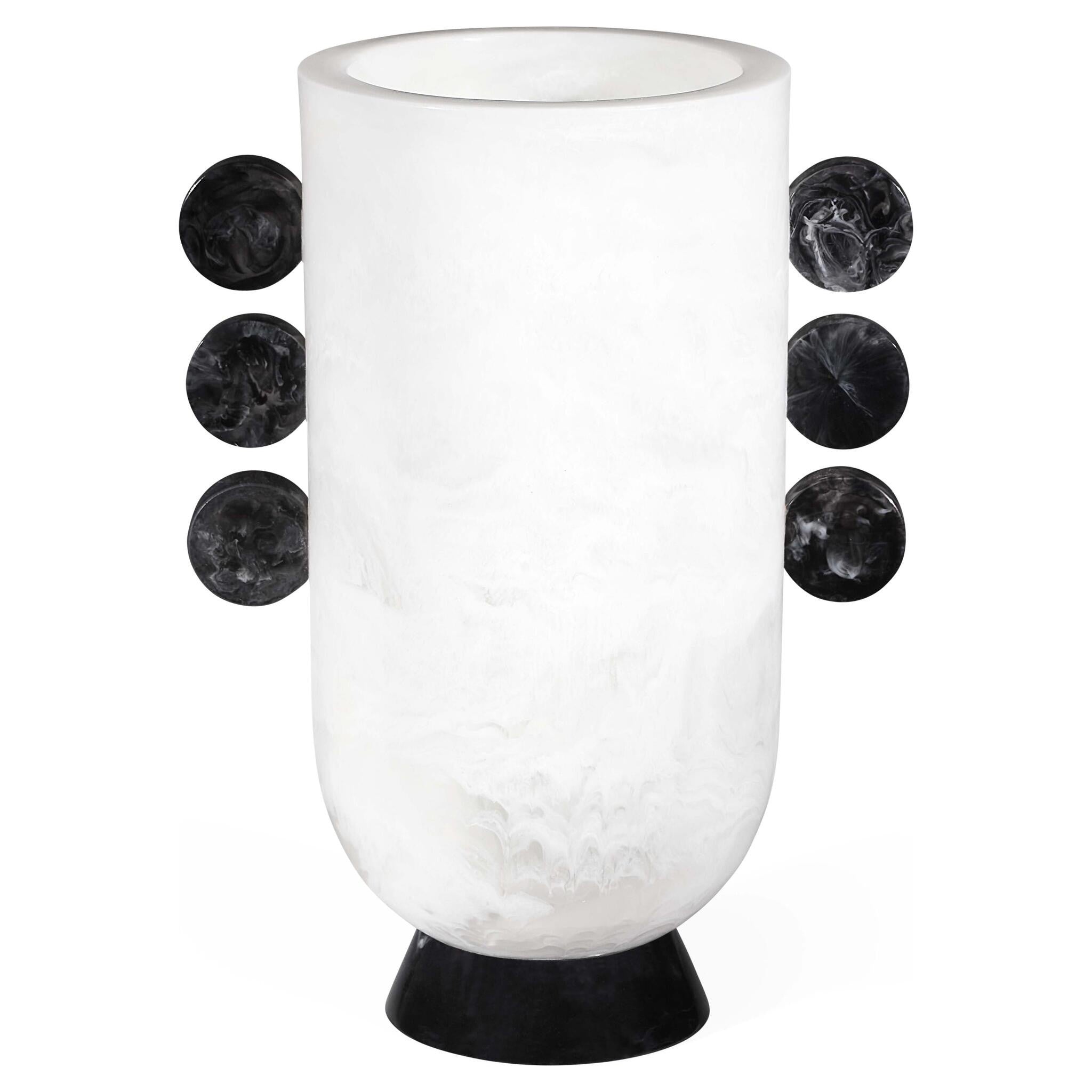 Skulpturale Dekovase aus Acryl von Jonathan Adler.