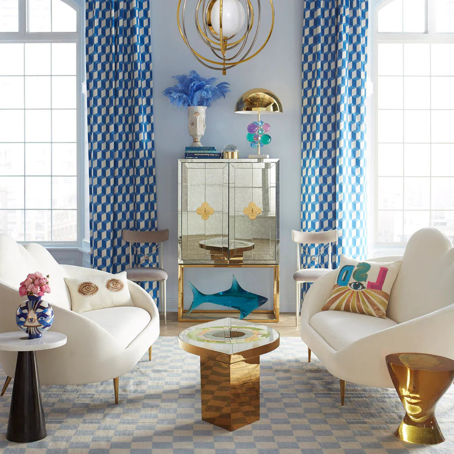 Stilvoller Barschrank mit blau lackiertem Innenraum und goldakzentuierten Griffdetails