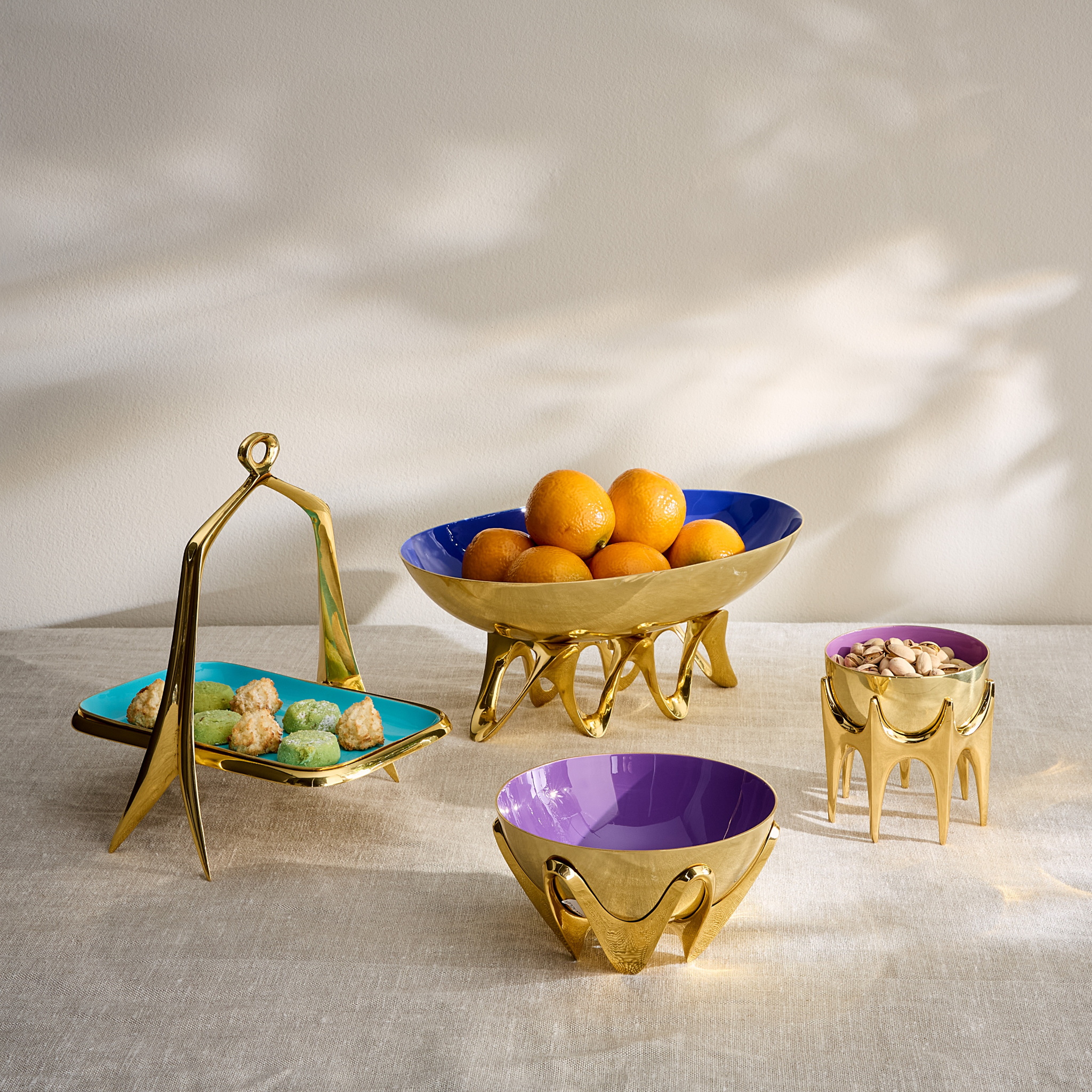 Goldene Messingschale mit lilafarbener Innenseite Jonathan Adler