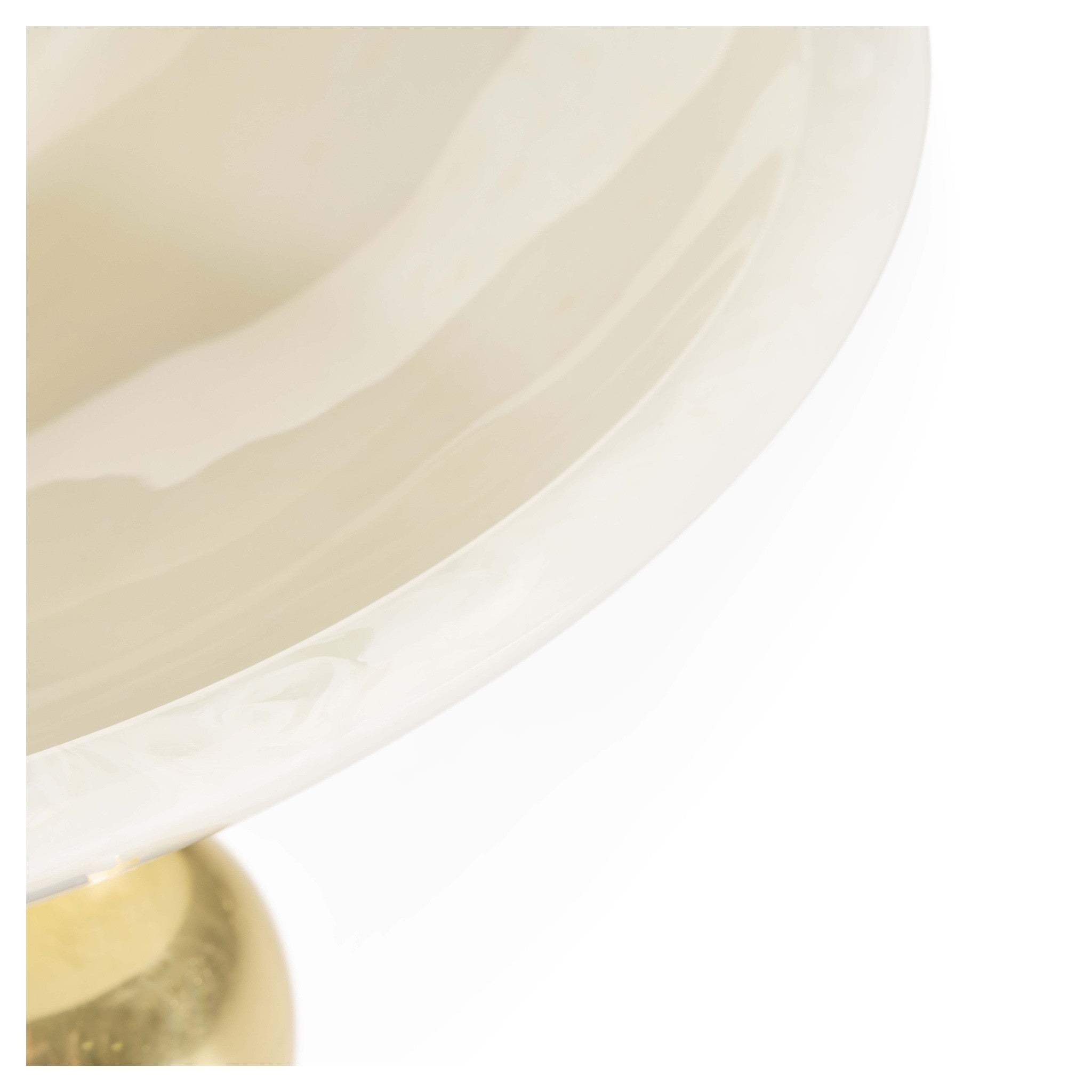 Detailansicht der marmorierten Fontana Schale mit polierten Messingkugeln