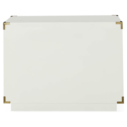 Designkommode in Elfenbein mit dekorativen Messinglinien