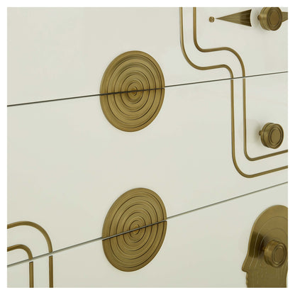 Weiße-Kommode mit goldenen Messingapplikationen und grafischen Dekorelementen