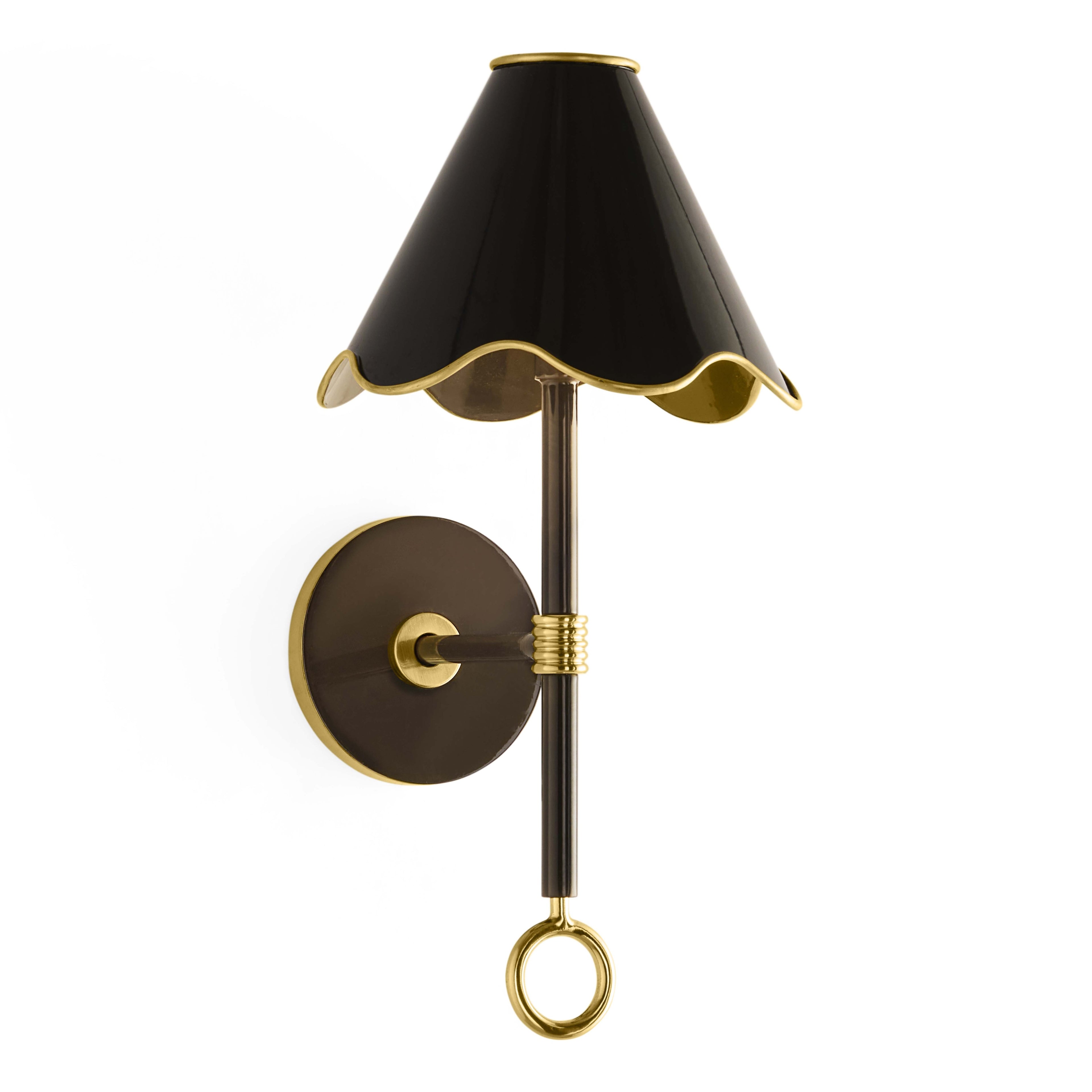 Design-Wandleuchte mit dekorativem Wellenrand und Messingakzenten