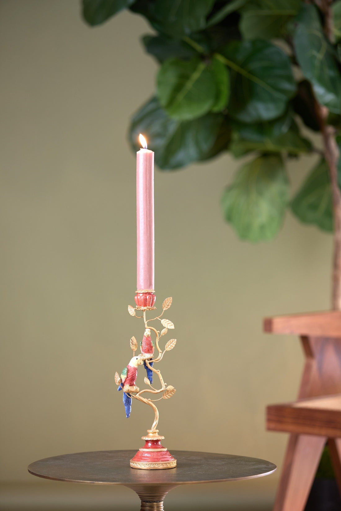 Verspielter Kerzenhalter mit Vogel und Blättern aus goldfarbenem Metall