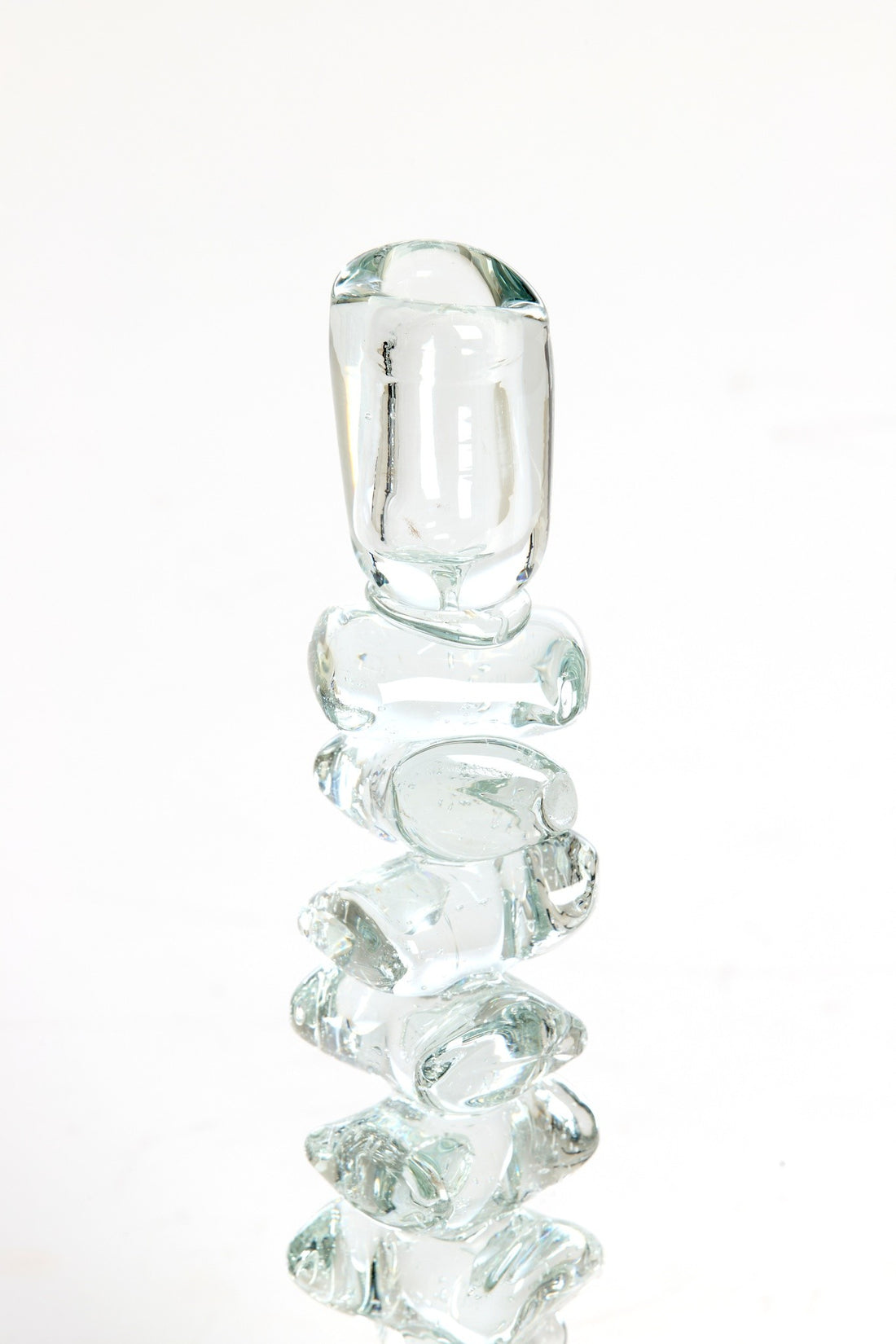 Moderner Kerzenhalter aus transparentem Glas mit organischem Design