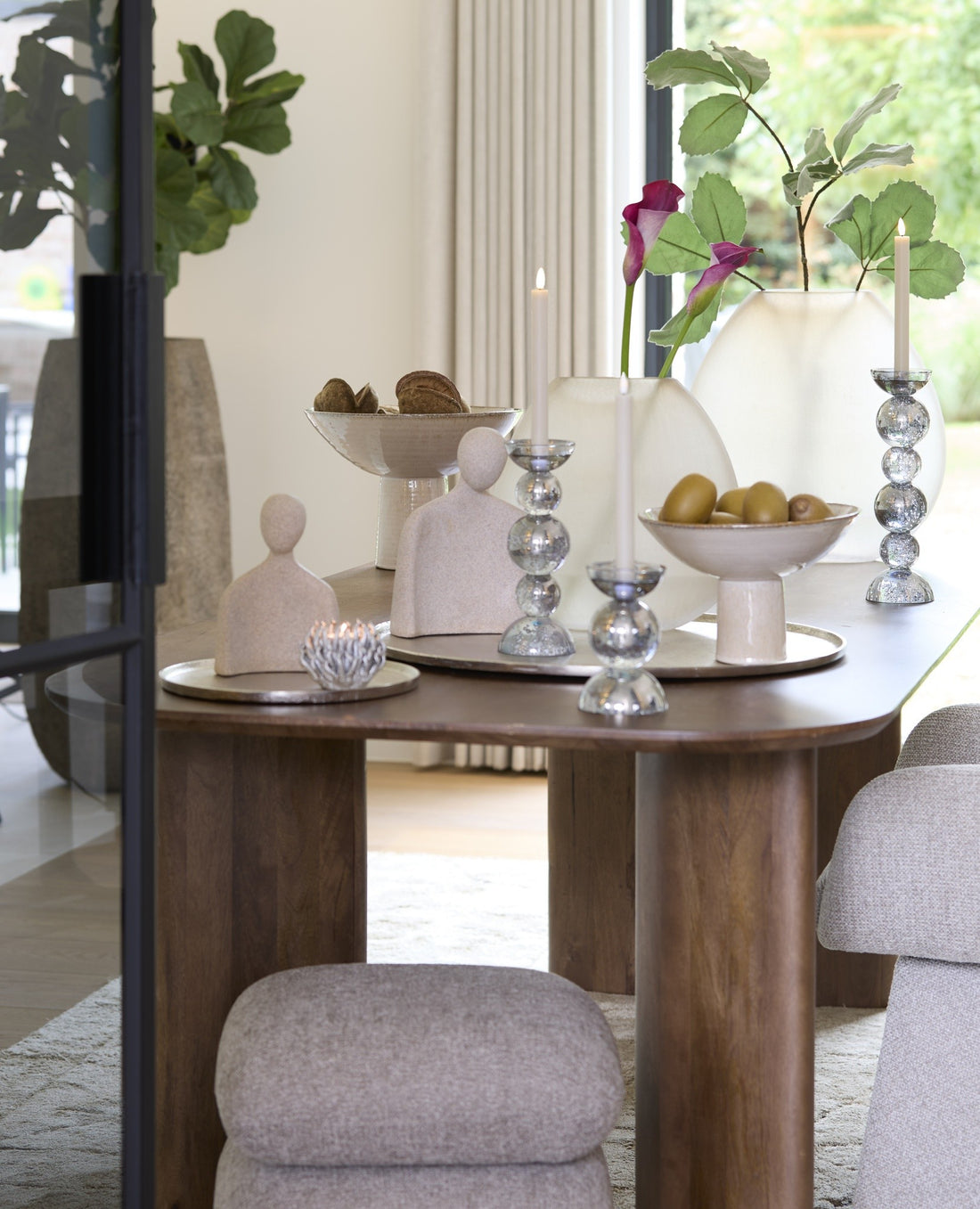 Moderner Kerzenhalter aus Glas mit gestapelten Kugeln