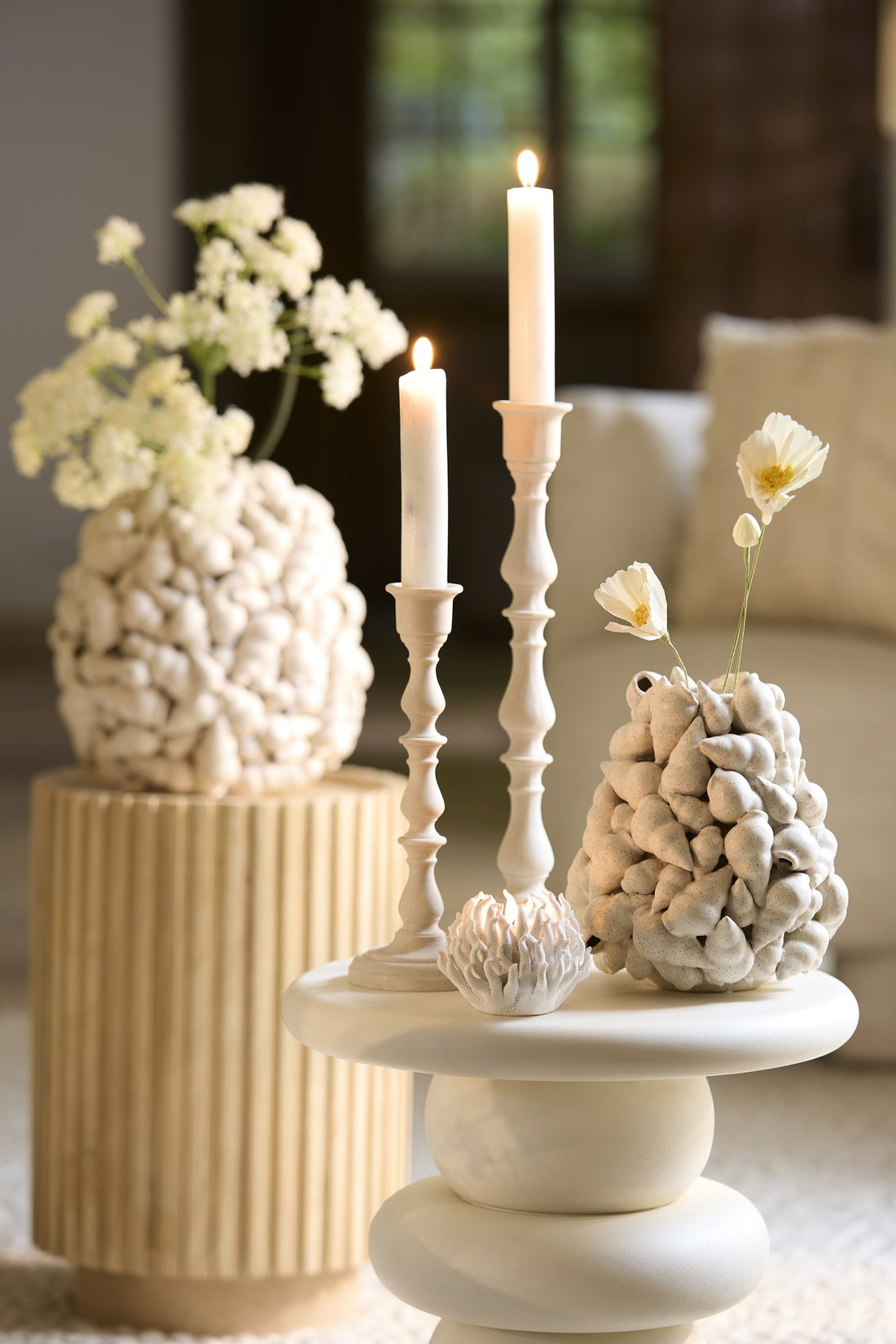 Eleganter Kerzenhalter in Weiß mit schlanker Silhouette