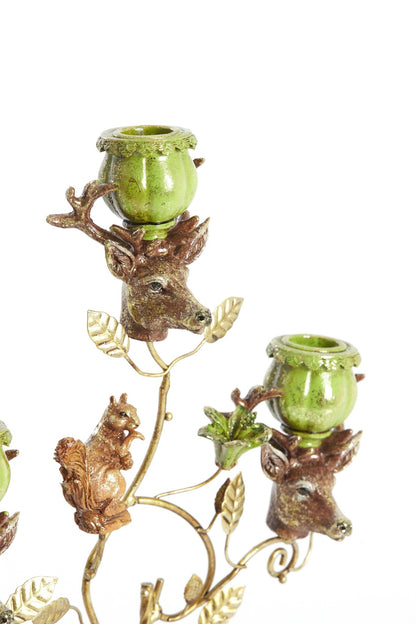 Dekorativer Kerzenhalter mit drei Armen und floralen Details aus Metall