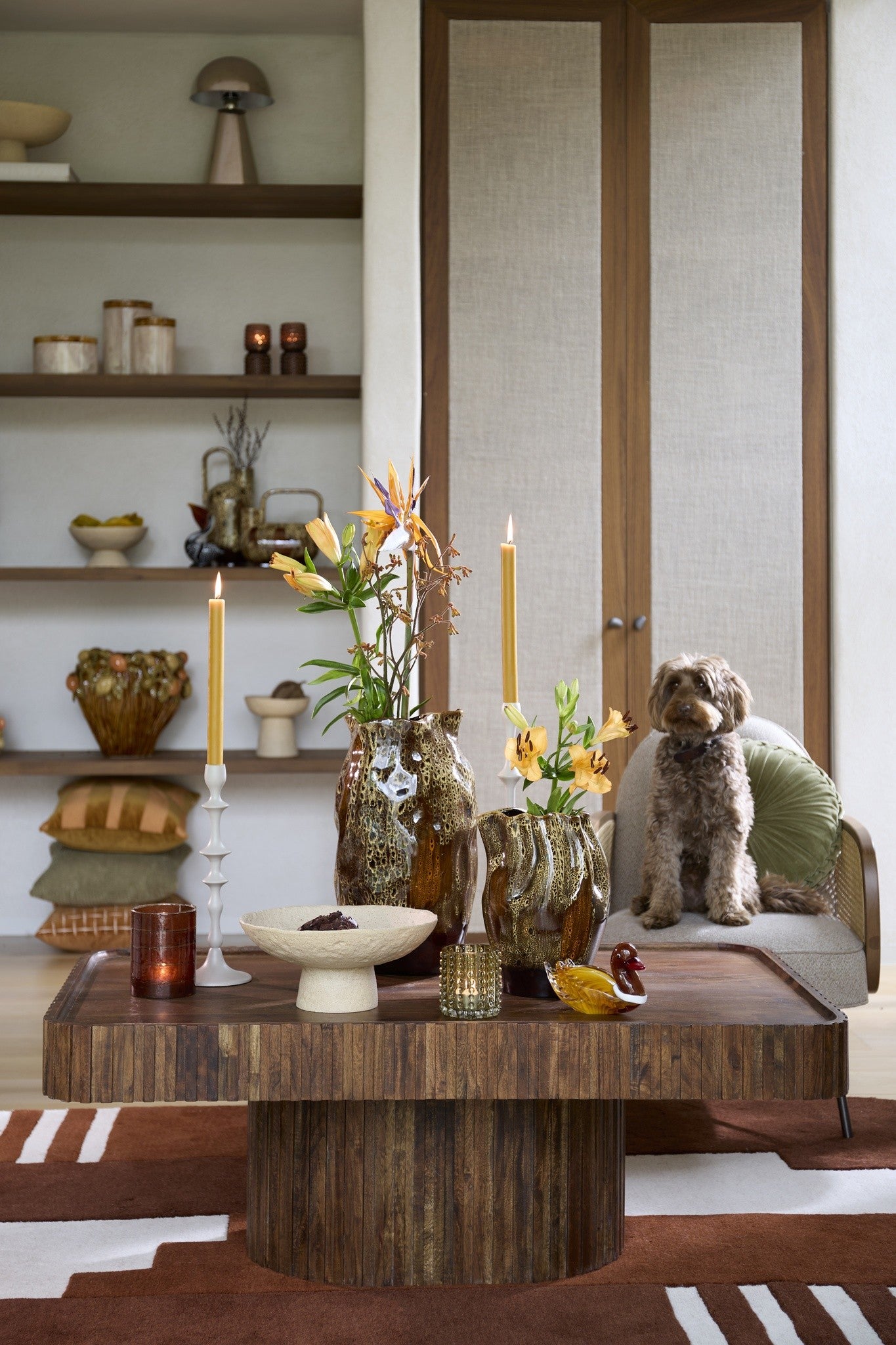 Moderner Couchtisch mit rechteckiger Tischplatte aus Holz
