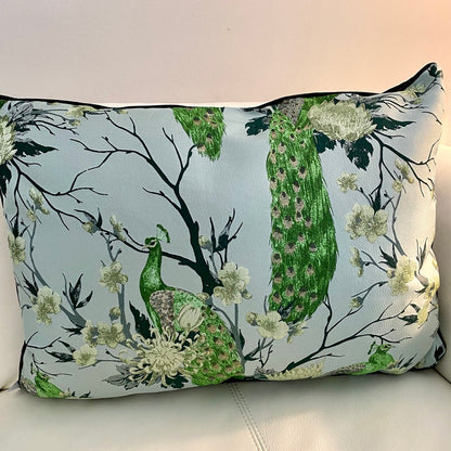 Kissen mit floralen und tierischen Motiven