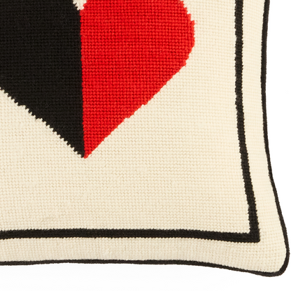 Handgesticktes Kissen „Hearts Needlepoint“.