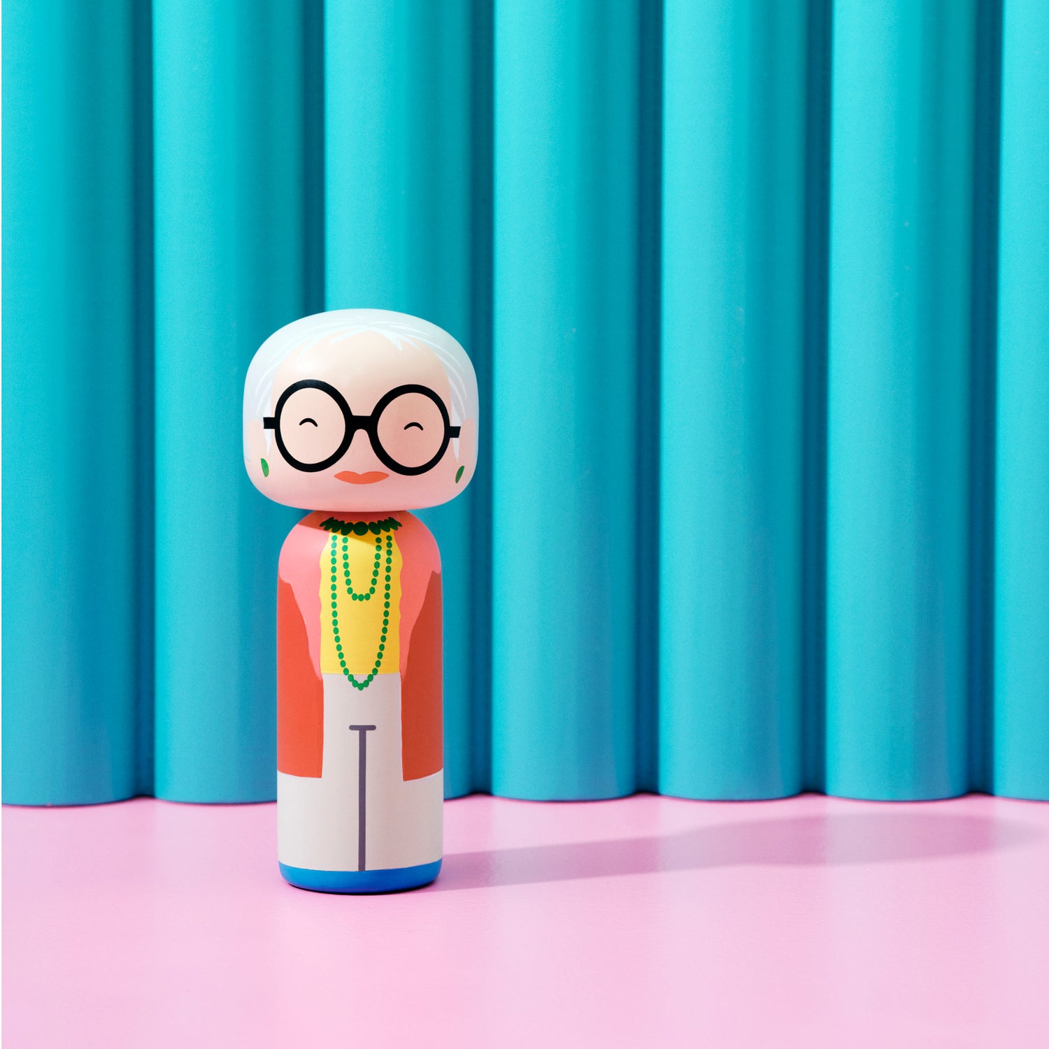 Kokeshi Puppe im modernen Pop-Art Stil inspiriert von Iris Apfel