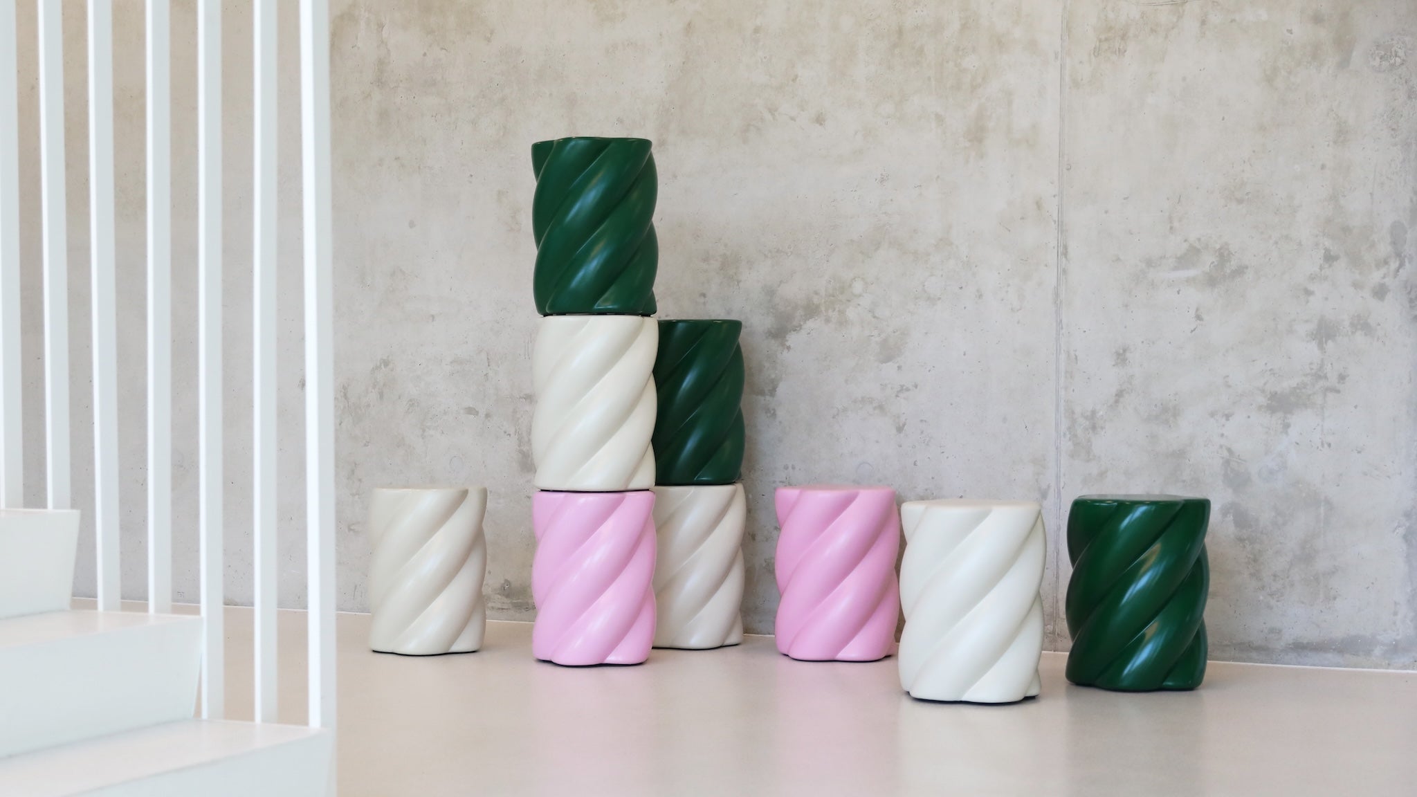 Kollektion Marshmallow Hocker in pink, grün und off-white von &amp;k Amsterdam