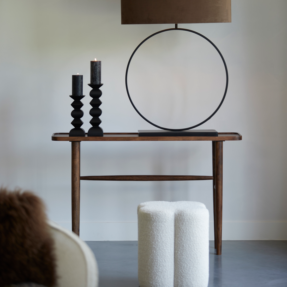 Rechteckiger Tisch mit natürlicher Holzstruktur